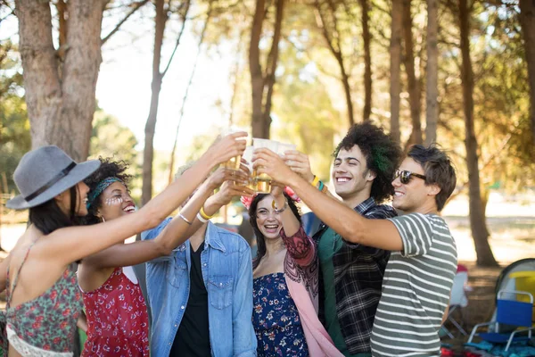 Friends toasting beer glasses at campsite — Stock Photo, Image