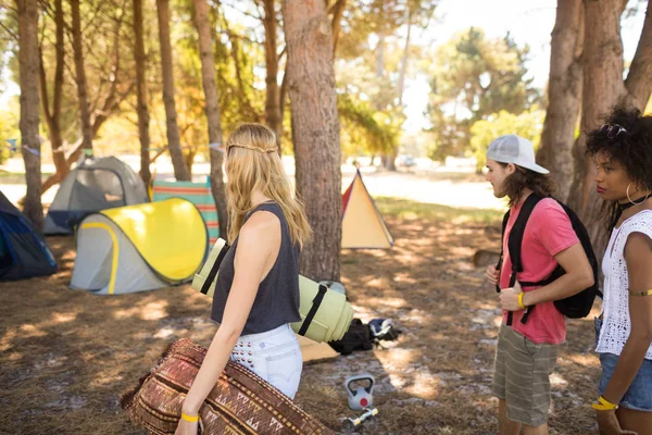 Amigos olhando para tenda no campo — Fotografia de Stock