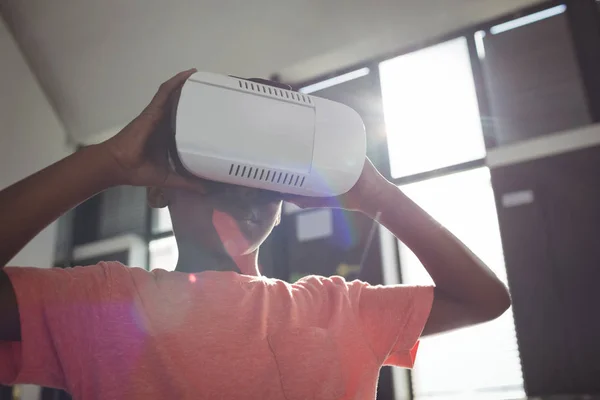 Menino vestindo simulador de realidade virtual — Fotografia de Stock