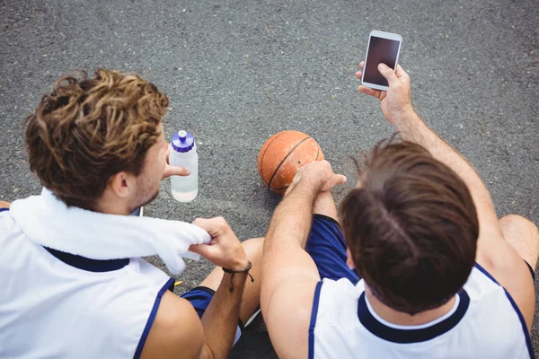 Kosárlabda játékosok használ szúró telefon — Stock Fotó