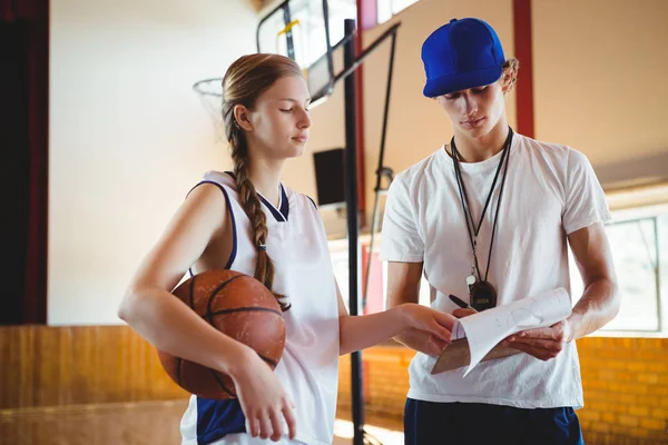Basketball player discussing with coach — Stock Photo, Image