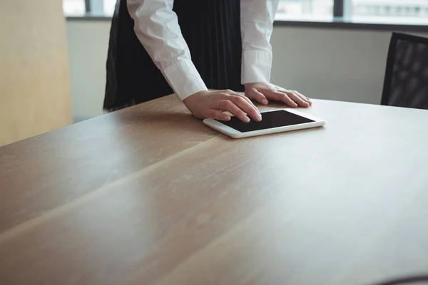 Mulher de negócios usando tablet digital na mesa — Fotografia de Stock