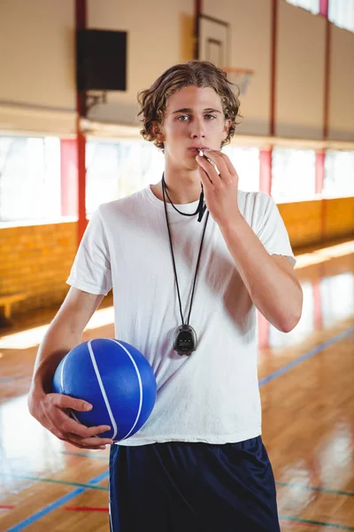 Treinador de basquete com apito e bola — Fotografia de Stock