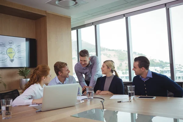 Mensen uit het bedrijfsleven bespreken bestuurskamer — Stockfoto