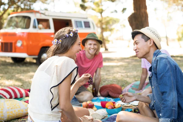 Friends looking at woman laughing — Stock Photo, Image