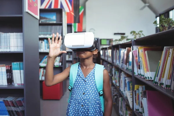 Menina vestindo simulador de realidade virtual — Fotografia de Stock