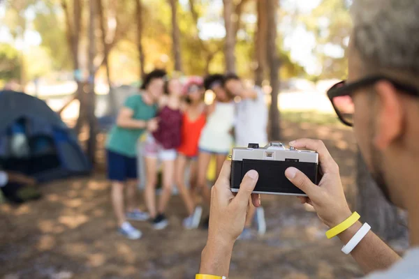 Uomo fotografare amici — Foto Stock