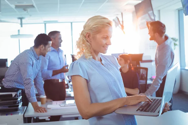 Zakenvrouw Werken op Laptop — Stockfoto