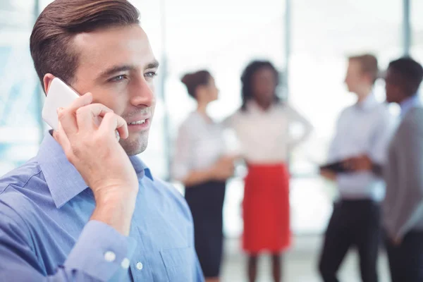 Businessman talking on phone — Stock Photo, Image