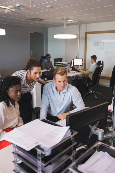 Compañeros de negocios mirando el monitor de escritorio — Foto de Stock