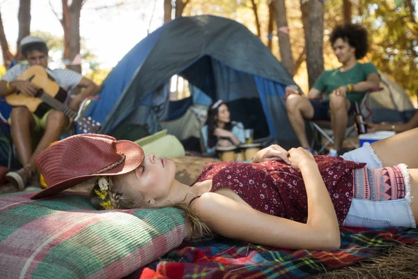 Vrouw slapen terwijl vrienden zitten op achtergrond — Stockfoto