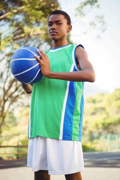 Ragazzo adolescente con basket — Foto Stock