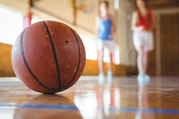 Basket orange sur le sol — Photo