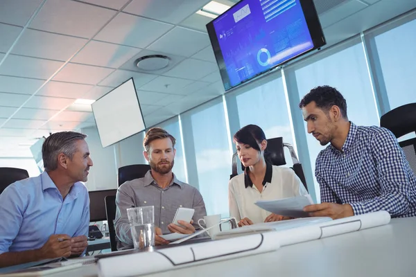 Gente de negocios discutiendo en oficina — Foto de Stock