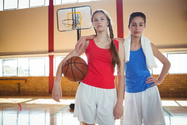 Jogadores de basquete feminino confiantes — Fotografia de Stock