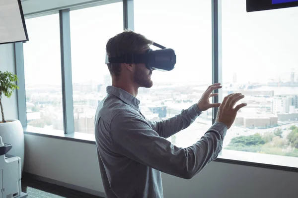 Бізнесмен використовує окуляри віртуальної реальності — стокове фото