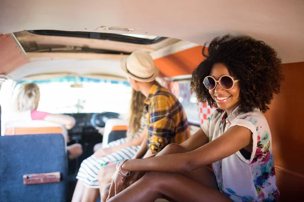 Mujer sentada con amigos en caravana —  Fotos de Stock