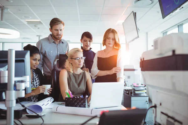 Gericht bedrijf team samen te werken — Stockfoto