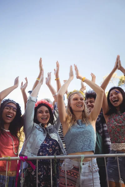 Vrouwelijke fans genieten van muziekfestival — Stockfoto