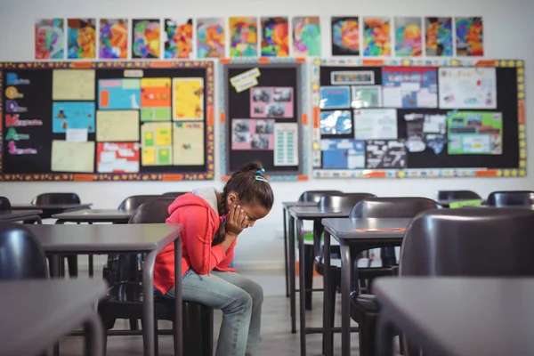 Mädchen sitzt auf Stuhl im Klassenzimmer — Stockfoto