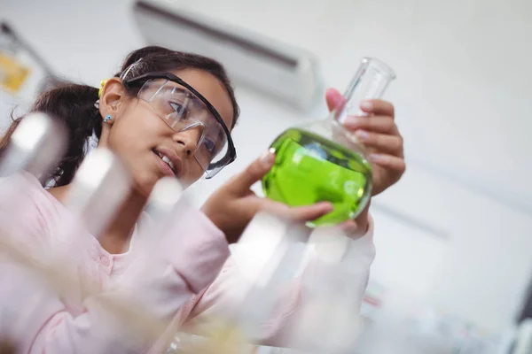 Elementära student holding grön kemiska — Stockfoto