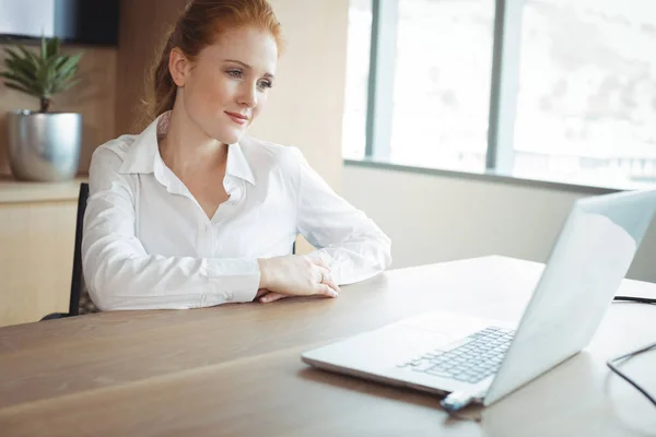 Przemyślany bizneswoman siedzi przy biurku — Zdjęcie stockowe