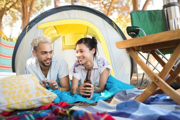 Paar trinkt beim Entspannen im Zelt — Stockfoto