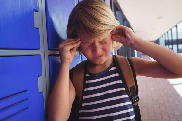 Schooljongen lijden aan hoofdpijn — Stockfoto