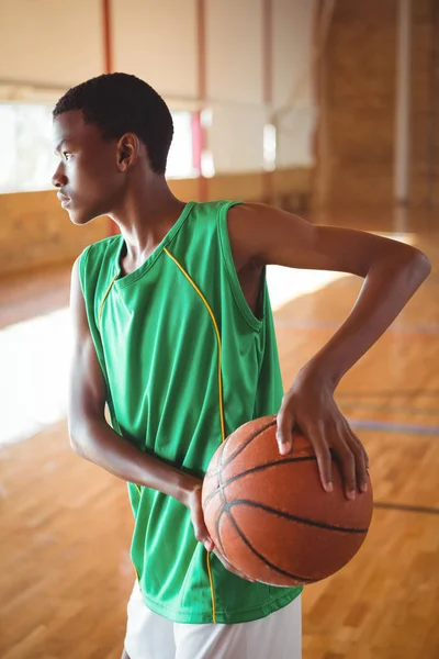 Ragazzo adolescente che pratica nel campo da basket — Foto Stock