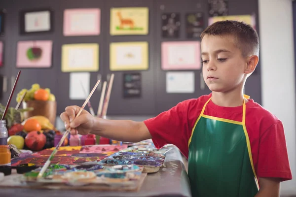 Ragazzo pittura alla scrivania — Foto Stock