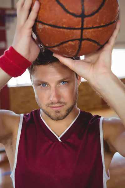 Pria pemain basket dengan bola — Stok Foto