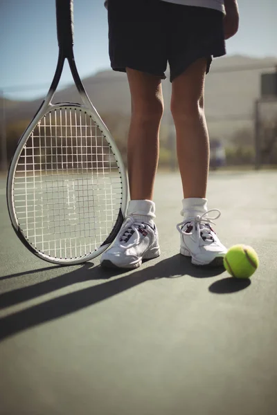 Dziewczyna z rakiety tenis i piłkę na boisko — Zdjęcie stockowe