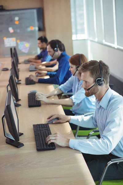 Affärsmän som arbetar på callcenter — Stockfoto