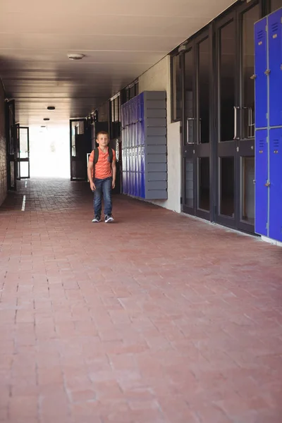 Menino andando no corredor — Fotografia de Stock