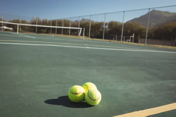 空の裁判所のテニス ・ ボール — ストック写真