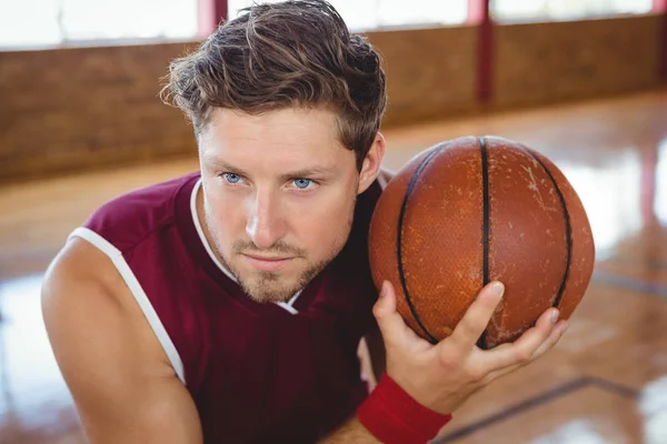 Basketbolcu topu tutuyor — Stok fotoğraf
