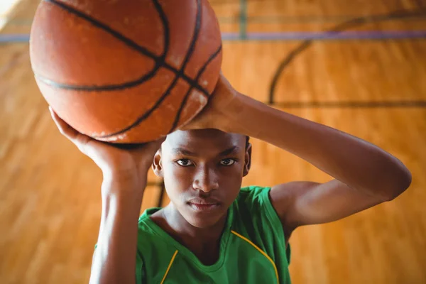 Anak remaja berlatih basket — Stok Foto