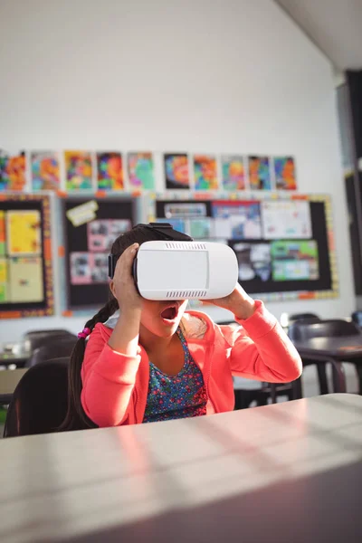 Menina surpresa usando óculos de realidade virtual — Fotografia de Stock