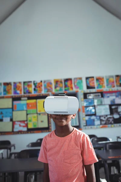 Menino com simulador de realidade virtual — Fotografia de Stock