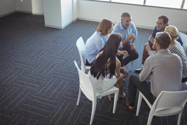 Colleghi di lavoro creativi discutendo in ufficio — Foto Stock