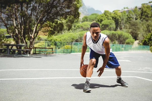 Adolescent masculin pratiquant le basket — Photo