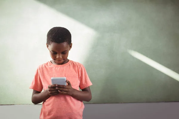 Ragazzo che utilizza il cellulare — Foto Stock