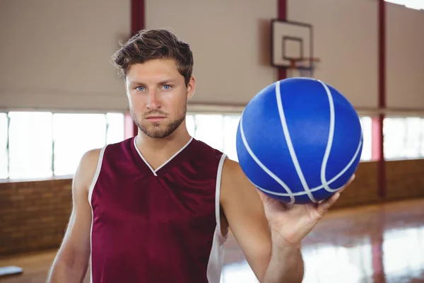 Jogador de basquete sério segurando bola — Fotografia de Stock