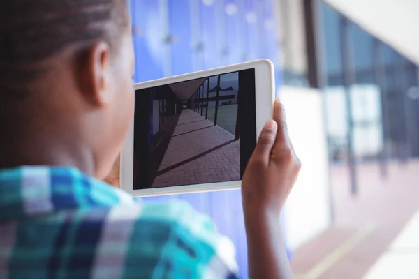 Schooljongen fotograferen gang via tablet — Stockfoto