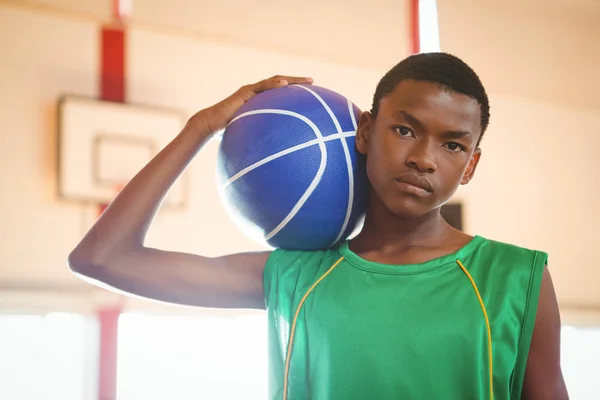 Jistý dospívající chlapec hospodářství basketbal — Stock fotografie
