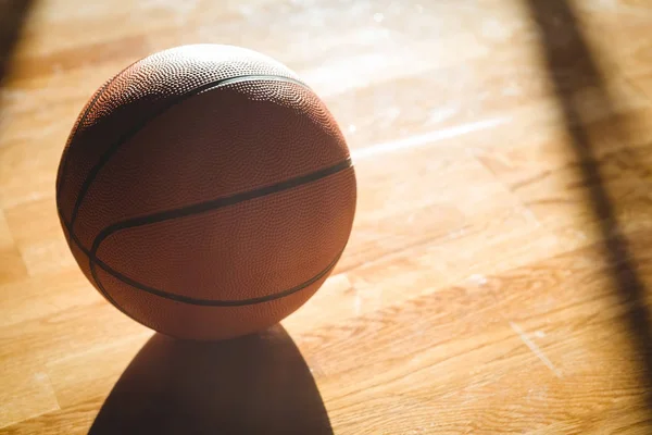 Оранжевый баскетбол на полу — стоковое фото