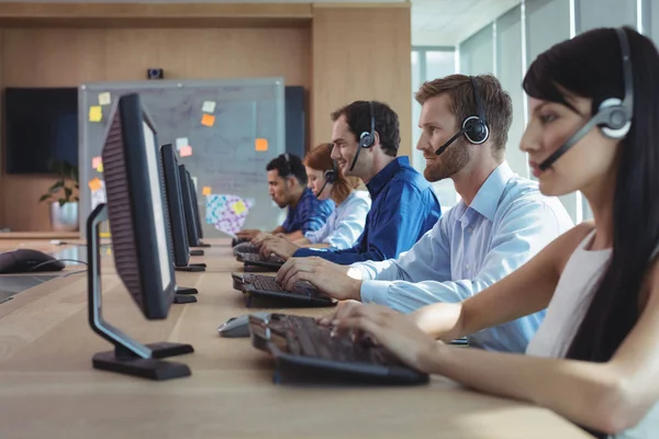 Compañeros de negocios trabajando en call center —  Fotos de Stock