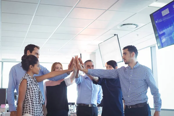 Бізнес-колеги складають руки разом — стокове фото