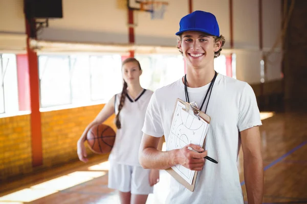 Treinador masculino com jogador de basquete — Fotografia de Stock