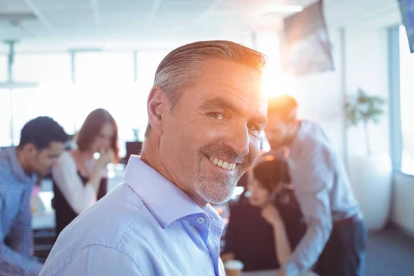 Hombre de negocios sonriente en la oficina — Foto de Stock